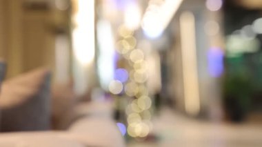 Kapalı mekan ışıklarına ve lüks dekorlara odaklanın.