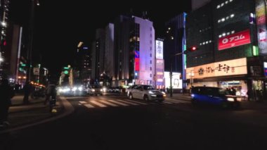 Şehir akşam trafiği ve yayaların zaman aşımı