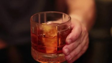 Bangkok 'ta kokteyl içen biri.