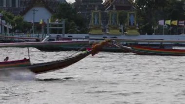 Sürat teknesi şakak arkaplanıyla hızla geçiyor