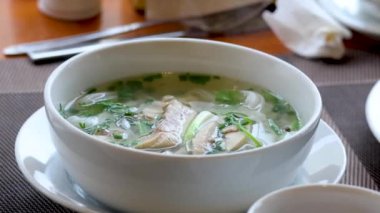 Buharlı sıcak Vietnam pho çorbası