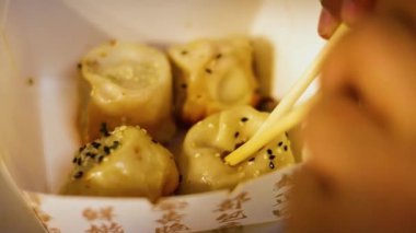 Çubuklar bir kutudan lezzetli çörekler topluyor.