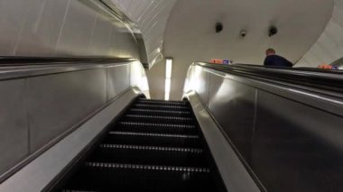 Yoğun bir Londra istasyonunda yükselen yürüyen merdiven