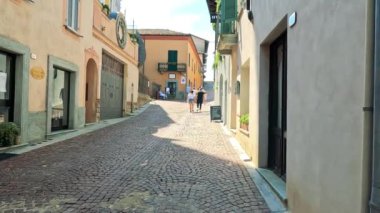 İtalya 'nın Cuneo kentindeki kaldırım taşlı caddeleri keşfediyorlar.