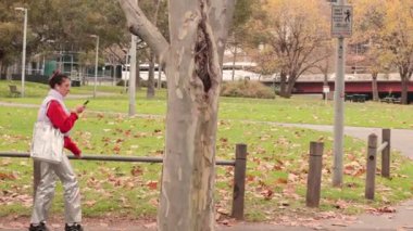 İş çıkış saatinde parkta yürüyen insanlar.