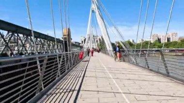 Londra 'da köprüden geçen yayalar