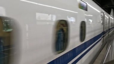 Bir tren metro istasyonunda hızlanır.
