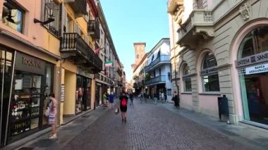 İnsanlar kaldırım taşı caddesinde yürüyor.