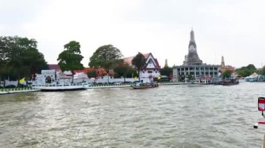 Wat Arun, Chao Phraya Nehri kıyısında.
