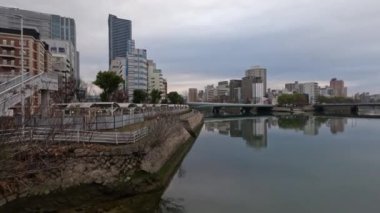 Sakin suya yansıyan bir şehir manzarasının zaman atlaması