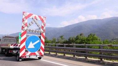 İşçi yol bakım tabelaları kuruyor