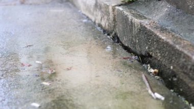 Su damlası zaman içinde beton adımlara sıçrıyor..