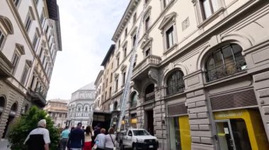 Floransa caddesinde eklenmiş kamyon operasyonu