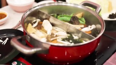 Sebze ve mantarla haşlanmış güveç.