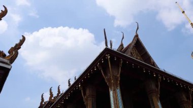 Turistler süslü tapınak mimarisini keşfediyorlar.