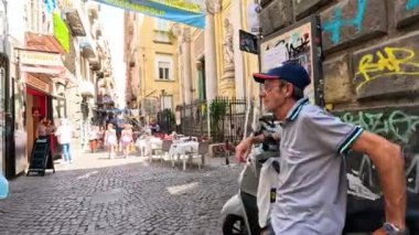Napoli 'nin canlı sokaklarında yürüyen insanlar