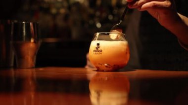Barmen süslüyor ve kokteyl servisi yapıyor.