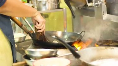 Aşçı ustalıkla yemek hazırlıyor.