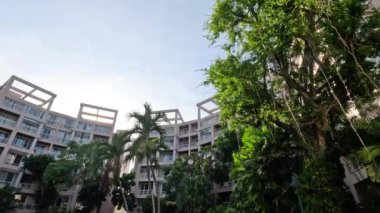 Modern bir apartman kompleksinin üzerinde zaman aşımı.