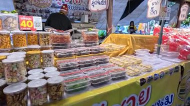 Çeşitli ikramlar ve fiyatlarla renkli büfeler