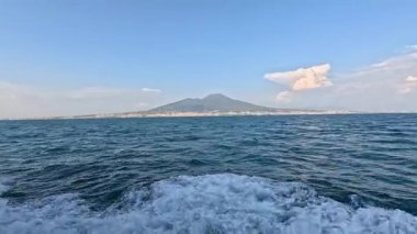 İtalya, Sorrento yakınlarında sakin bir tekne gezisi.