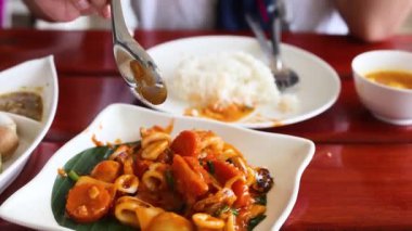 Lezzetli Tayland yemekleri servis ediliyor.