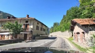 İtalya 'nın dağlık Piedmont şehrinde bir gezinti