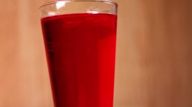 Kırmızı meşrubatla dolu bir bardak.