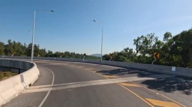 Aralıklarla boş bir yolu gösteren bir dizilim