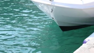 Rıhtımda usulca sallanan bir tekne