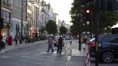 Yayalar ve araçlar yoğun bir kavşakta