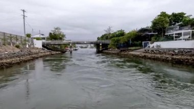 Su yolundaki köprünün altında ilerleme