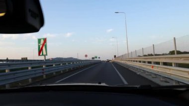 İtalya, Torino 'da otoyolda araba sürüyor.