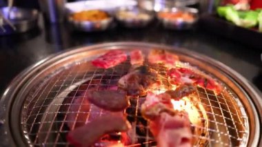 Izgarada domuz eti ve biftek.