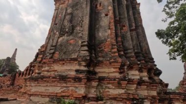 Yıpranmış tarihi tapınak kalıntıları arasında yavaş tava