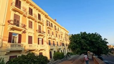 Tarihi Napoli mimarisinin altın saat manzarası