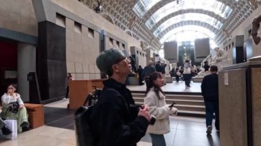 Ziyaretçiler Orsay Müzesi, Paris 'te anları yakalıyorlar.