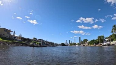 Altın Sahil kanallarında huzurlu bir tekne yolculuğu