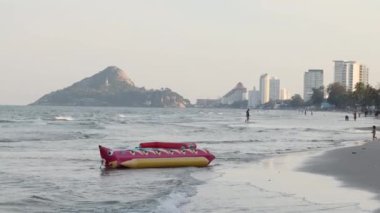 Şişirilebilir tekne gezisi macera dolu bir plajda