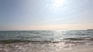 Yumuşak dalgalar kumsalda süzülüyor