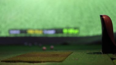Kapalı devre simülatör ekranında golf topu yörüngesi