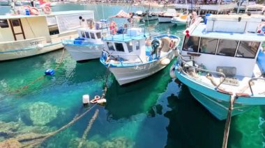 Gemiler turkuaz sulara yanaştı.