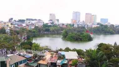 Hanoi 'deki göl ve şehir manzarası.