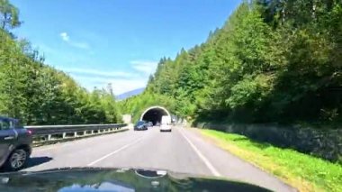 Manzaralı bir dağ tünelinde araba yolculuğu