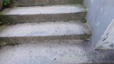 Yoğun bir Paris caddesinde merdivenlerden çıkan kişi