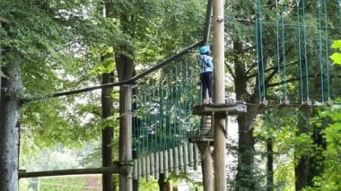 Ormanda zip hattında gezinen kişi