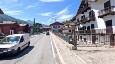 Tuhaf bir dağ köyünden manzaralı bir yolculuk.