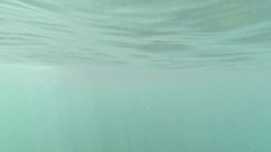 Marina Grande 'ye bir tekne yanaşıyor.