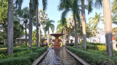 Bir bahçe çeşmesinin yanında huzurlu bir gezinti