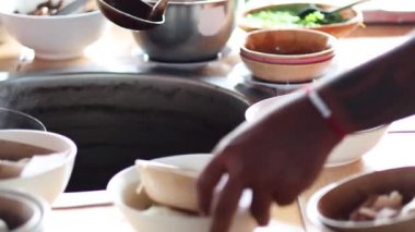 Makarna çorbasının kadehli hazırlığı.